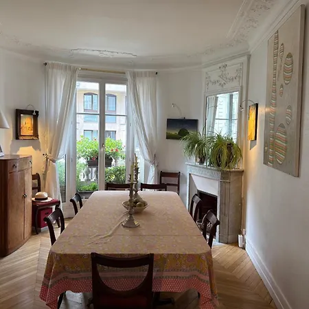 Large Quiet With Balcony In 12 Apartment *