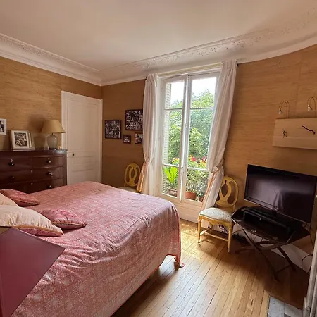 Large Quiet With Balcony In 12 Apartment Paris