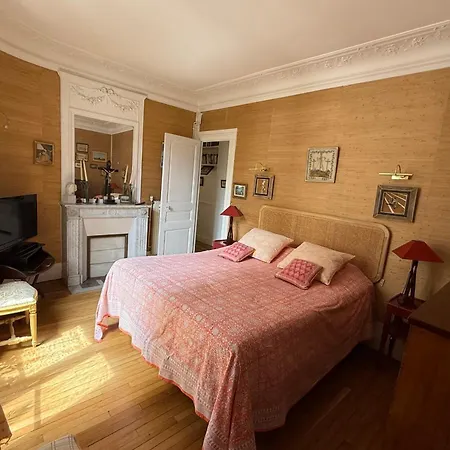 Large Quiet With Balcony In 12 Apartment Paris