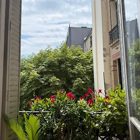 Large Quiet With Balcony In 12 Apartment